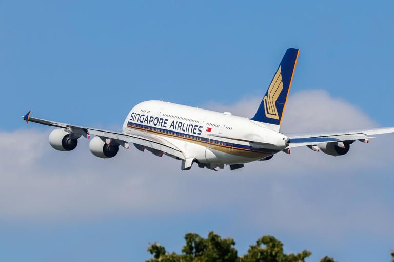 Singapore Airlines Airbus A380 Returns To Sydney After Technical Issue