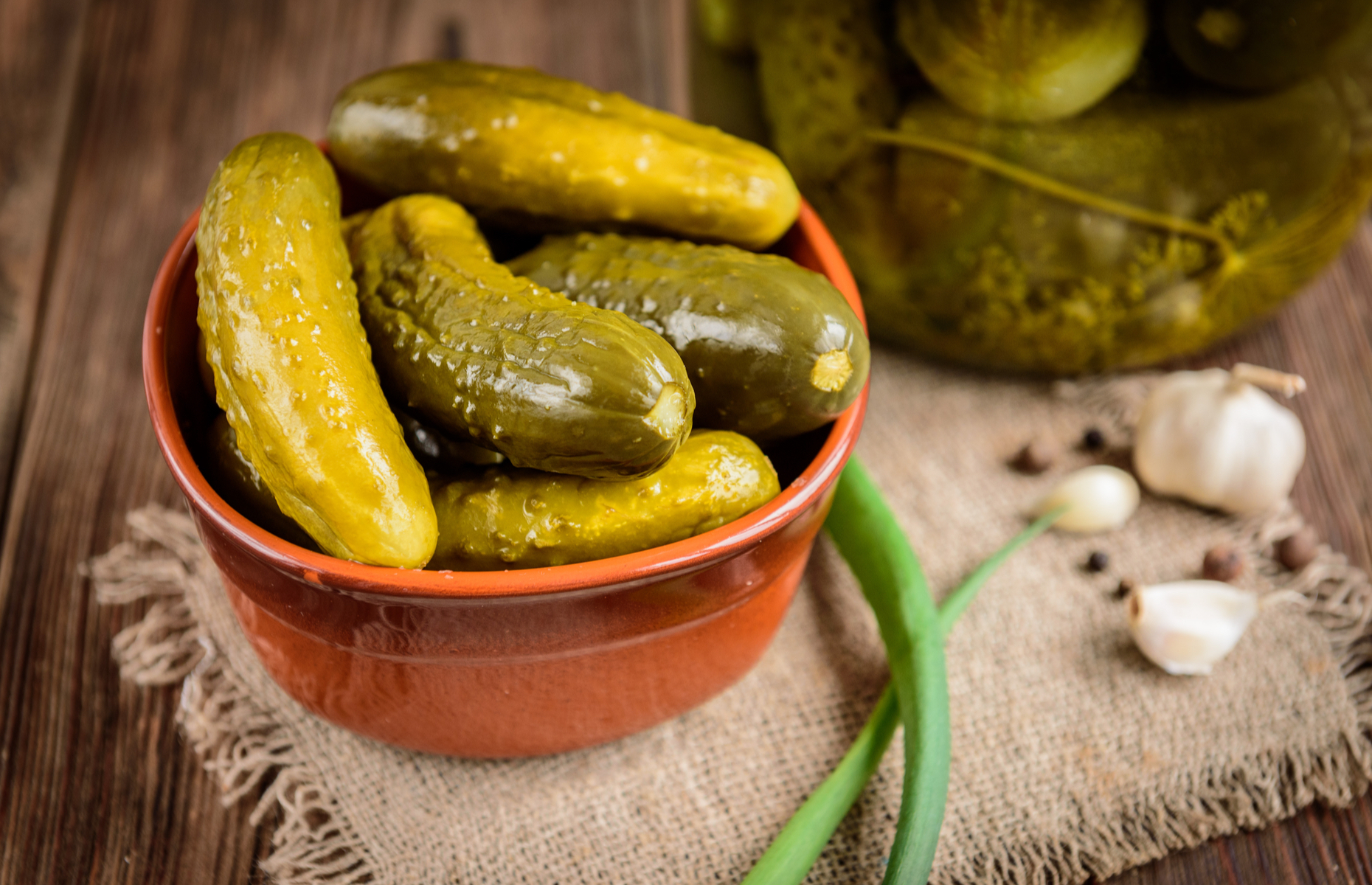 маринованные огурцы вредно. маринованные огурцы вредно. баночка огурцов. консервированные огурцы. витамины в соленых огурцах.