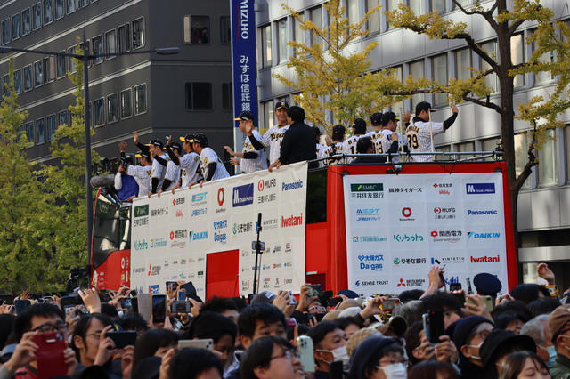 阪神優勝パレードで記念品を「メルカリ出品」した大阪府職員の告白が