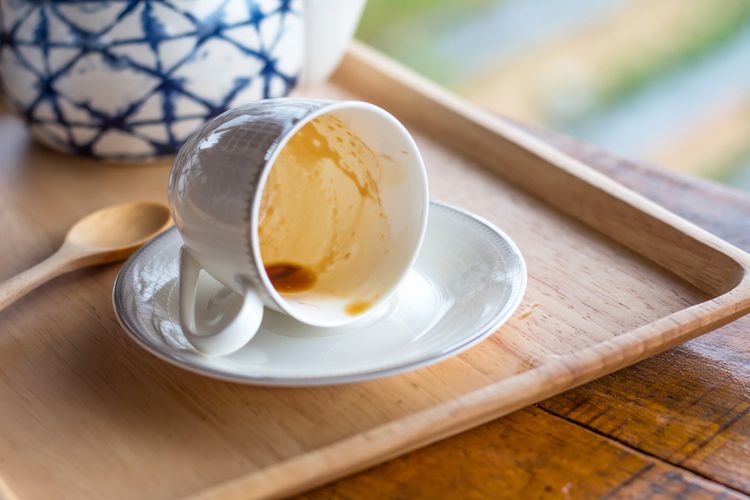 cara ampuh bersihkan noda teh dan kopi pada cangkir, rahasianya ternyata bahan dapur yang sering dipakai masak ini