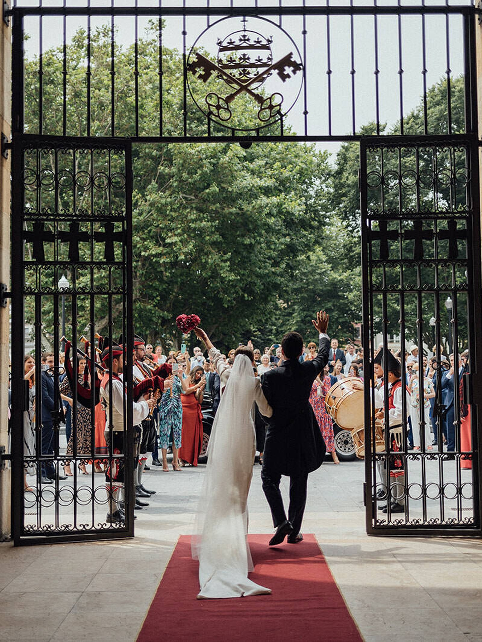 el día de míriam: boda en gijón, vestido de novia elegante y ramo de hortensias