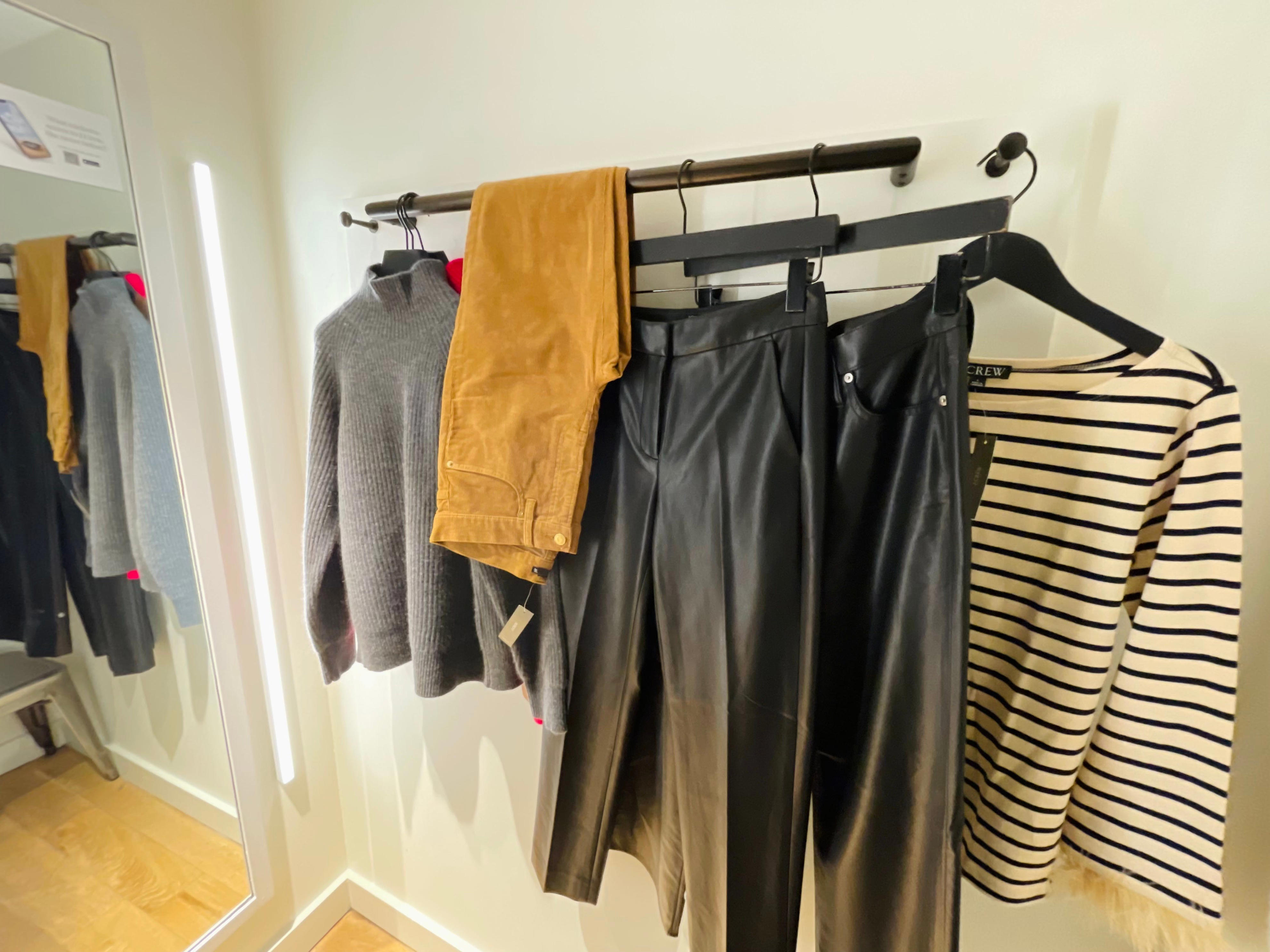 <p>The fitting room had plenty of room to hang my clothes and the lighting was adequate.</p>