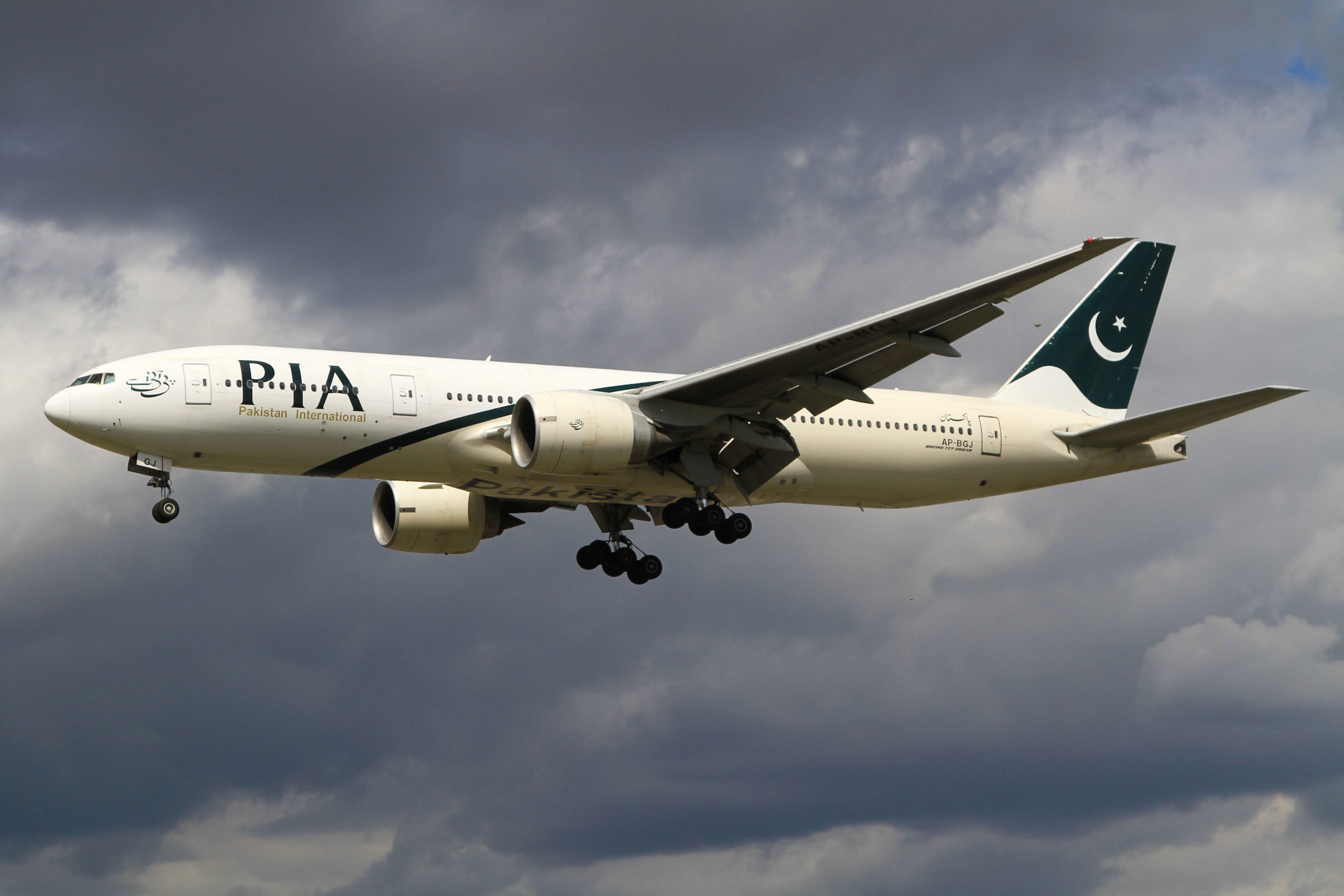 pia boeing 777 returns to karachi following engine failure