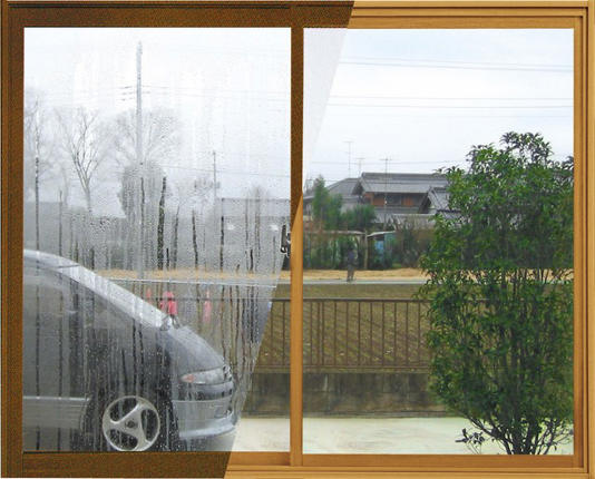 窓の結露のイメージ写真 右側が内窓を取り付けた際の状態（画像提供：YKK AP株式会社）
