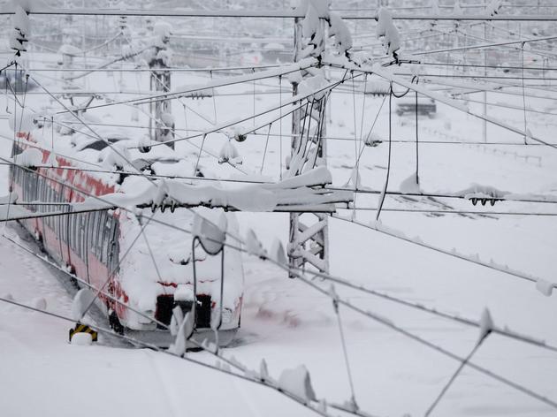 Winterchaos Bei Der Bahn: Warum Züge In Deutschland Bei Schnee Und Eis ...