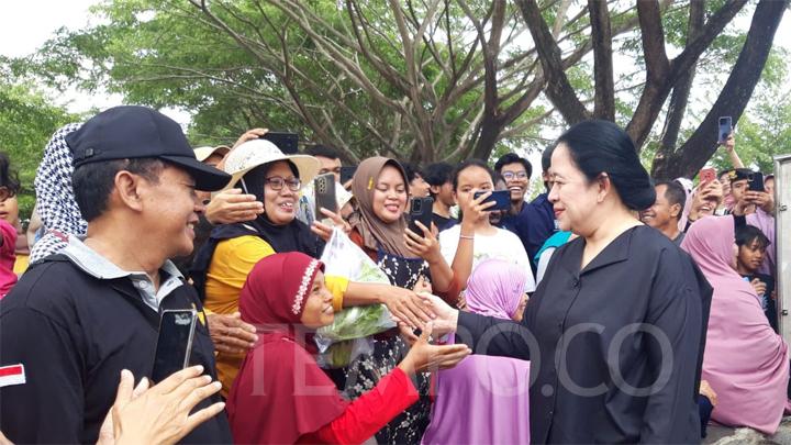 jokowi aktif bagikan bansos menjelang coblosan pemilu, puan maharani: biar rakyat yang menilai