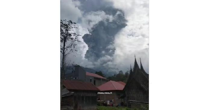 pvmbg: gunung marapi tiba-tiba erupsi eksplosif, kolom abu 3.000 meter