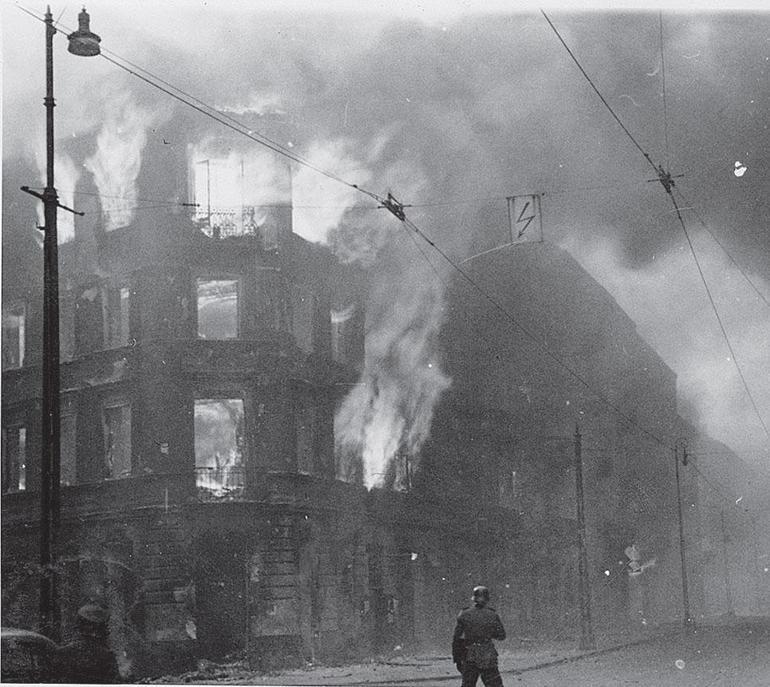 Варшава сгорел. Варшавское гетто восстание 1943. Восстание в Варшавском гетто. Варшавское восстание 1944. Еврейское восстание в Варшаве 1943.