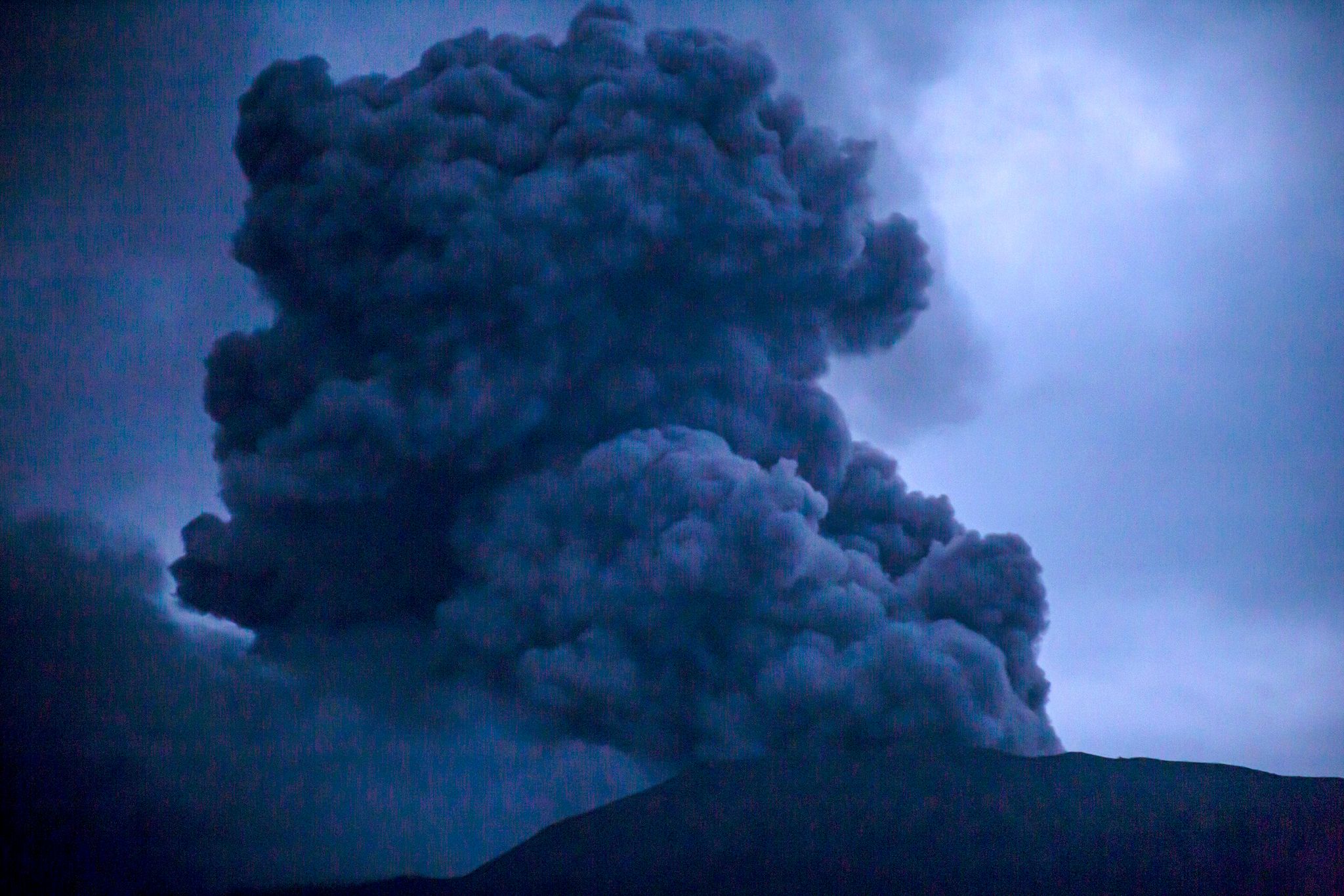 mindestens elf wanderer bei vulkanausbruch getötet
