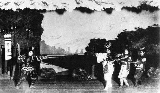 1913年に宝塚唱歌隊として結成された宝塚歌劇団は、同年12月に宝塚歌劇養成会に改称され宝塚新温泉で初演を果たした。写真は1914年当時に演じた、歌劇『ドンブラコ』（写真：パブリックドメイン）