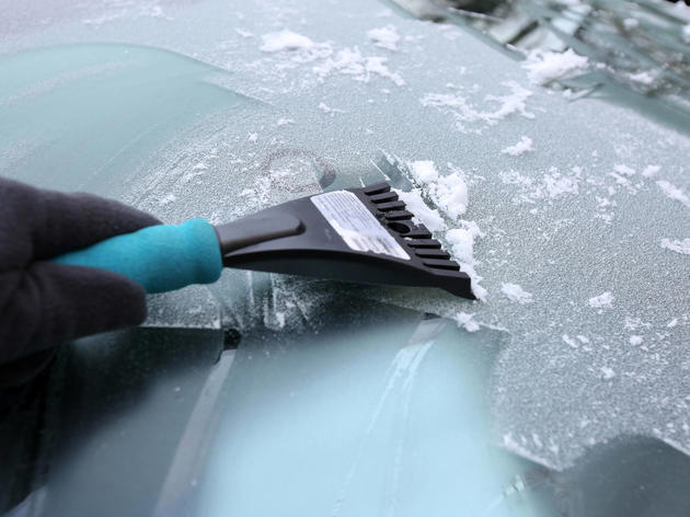 Auto kratzen: Mit diesem Trick bleibt die Scheibe frei von Eis