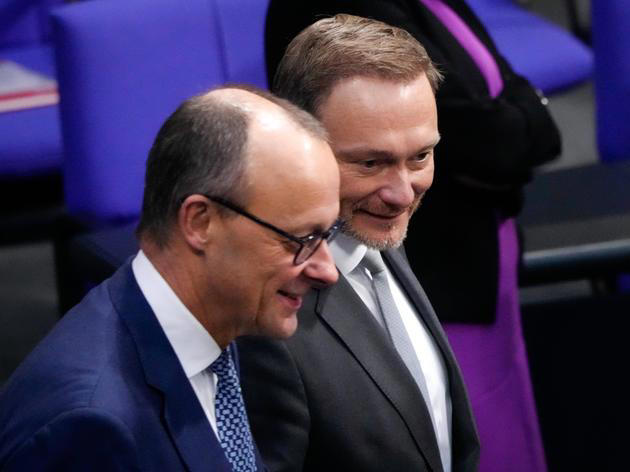 Finanzminister Christian Lindner (FDP) mit CDU-Chef Friedrich Merz 2022 in einer Bundestagssitzung