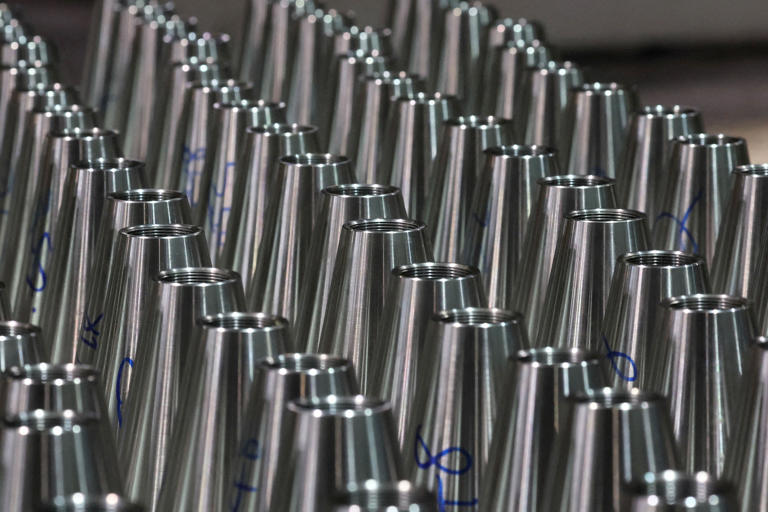 Produktion von 155-Millimeter-Granaten für die Artillerie. Brendan Mcdermid / Reuters
