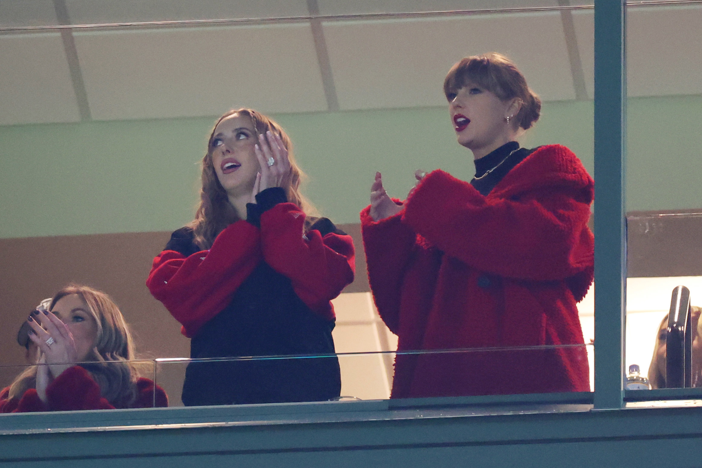 Did Taylor Swift really borrow a red coat from Brittany Mahomes to wear ...