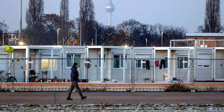 Eine Flüchtlingsunterkunft auf dem Tempelhofer Feld in Berlin. IMAGO/Jochen Eckel