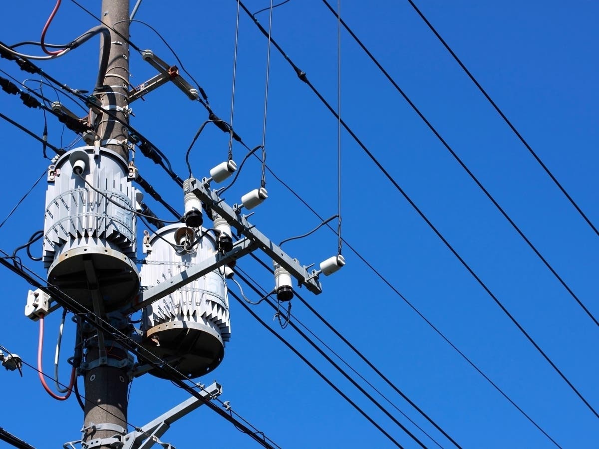 Трансформатор на столбе. Электромонтажник трансформатор. Power outage. Электромонтеры трансформаторы.