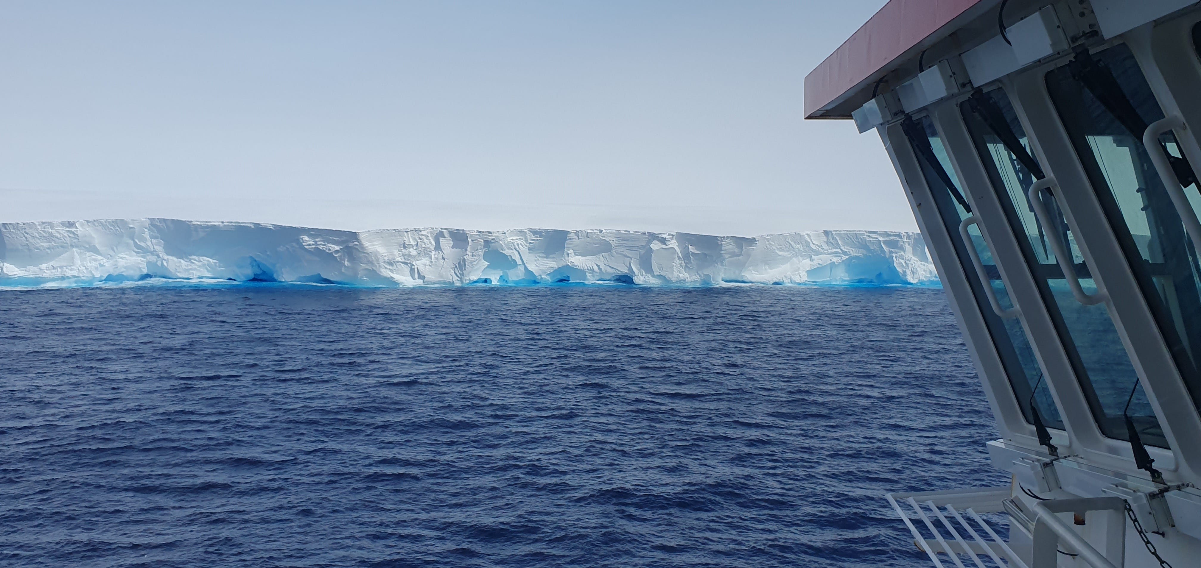 caught on camera! the world's biggest iceberg, a megaberg, 3 times size of new york city