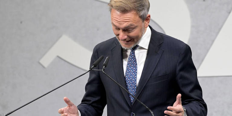Bundesfinanzminister Christian Lindner (FDP) hat die SPD und die Grünen für die Rückkehr zur alten Mehrwertsteuer in der Gastronomie verantwortlich gemacht. IMAGO/Future Image