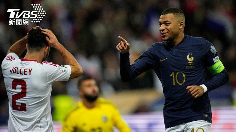 姆巴佩（右）一人獨進3球戴帽，法國在歐洲盃預賽以14比0痛宰直布羅陀。（圖／達志影像美聯社）