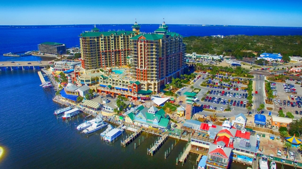 <p><span>A trip to Destin isn’t complete without a day at the beach. It’s a popular <a href="https://wealthofgeeks.com/florida-cities/">Florida beach city</a>! Many waterfront lodging options are available, but even if you don’t have beachfront access, there are still plenty of great options for guests yearning for the perfect beach day.</span></p>