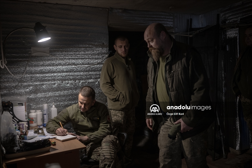 ukraynalı sağlık ekipleri cephede yaralanan askerlerin hayatını kurtarmak için zor şartlarda görevde