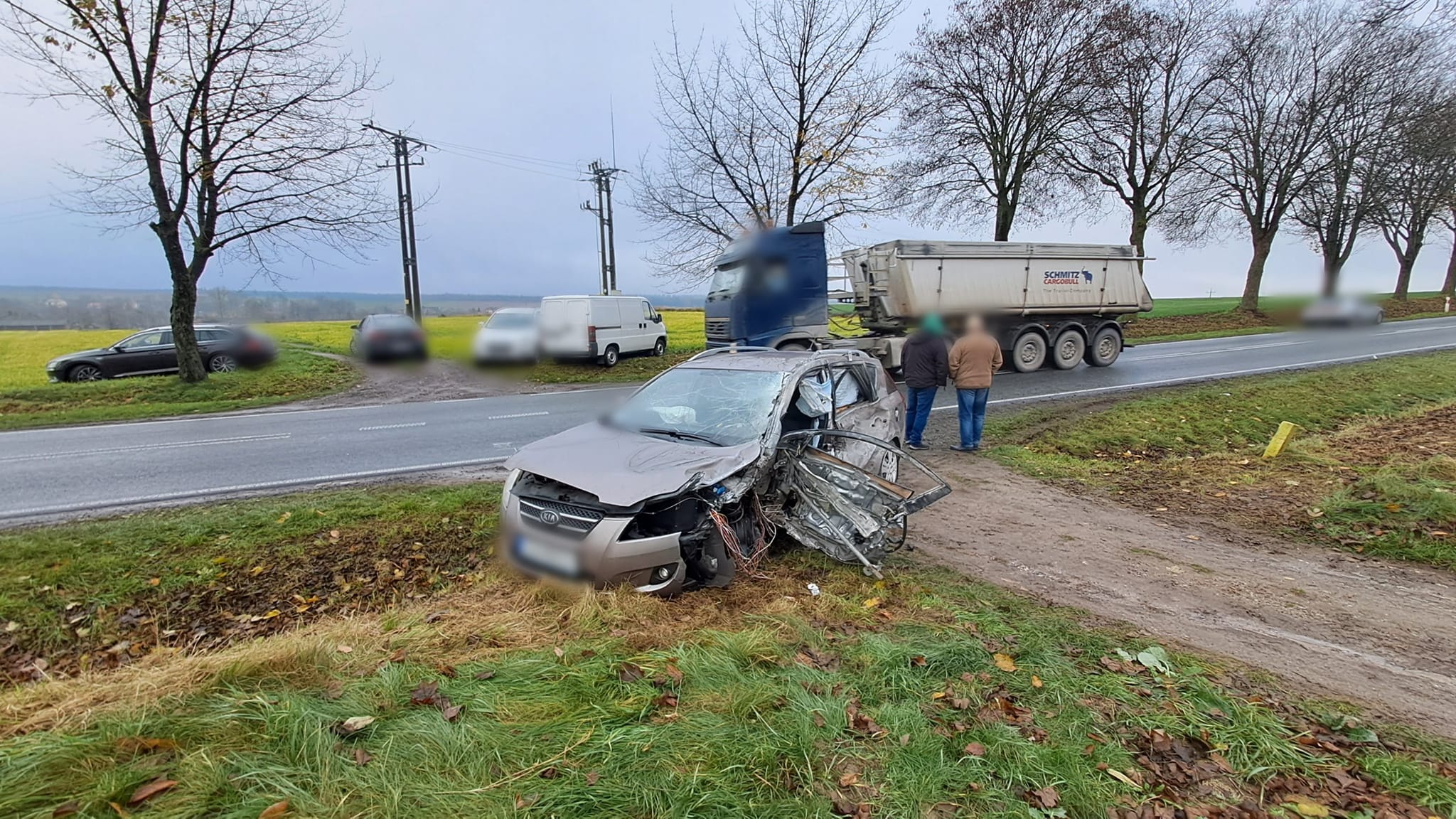 dramat na drodze. tir rozbił osobówkę, ale zginął kierowca ciężarówki!