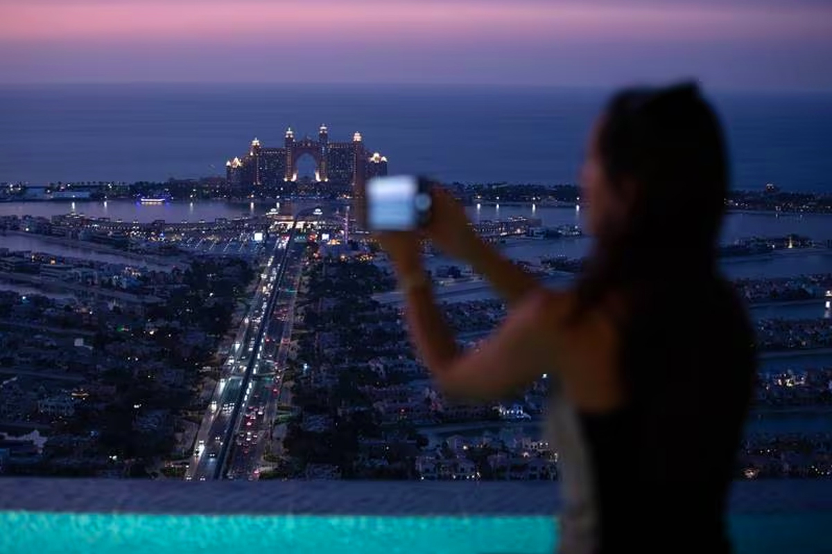 The view at the palm. Бассейн Aura Skypool. Aura Skypool Дубай. Aura бассейн Дубай. Панорамный бассейн Дубай Aura Skypool.