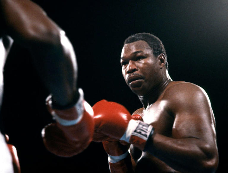 Larry Holmes (red belt) battles Michael Spinks during World Championship Fight 1985 | Getty Images | Photo by Getty Images