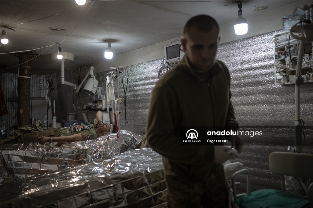 ukraynalı sağlık ekipleri cephede yaralanan askerlerin hayatını kurtarmak için zor şartlarda görevde