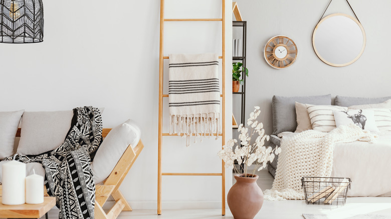 Turn A Blanket Ladder Into Chic Wall Art With This Simple Unsellable   AA1kdu4A.img