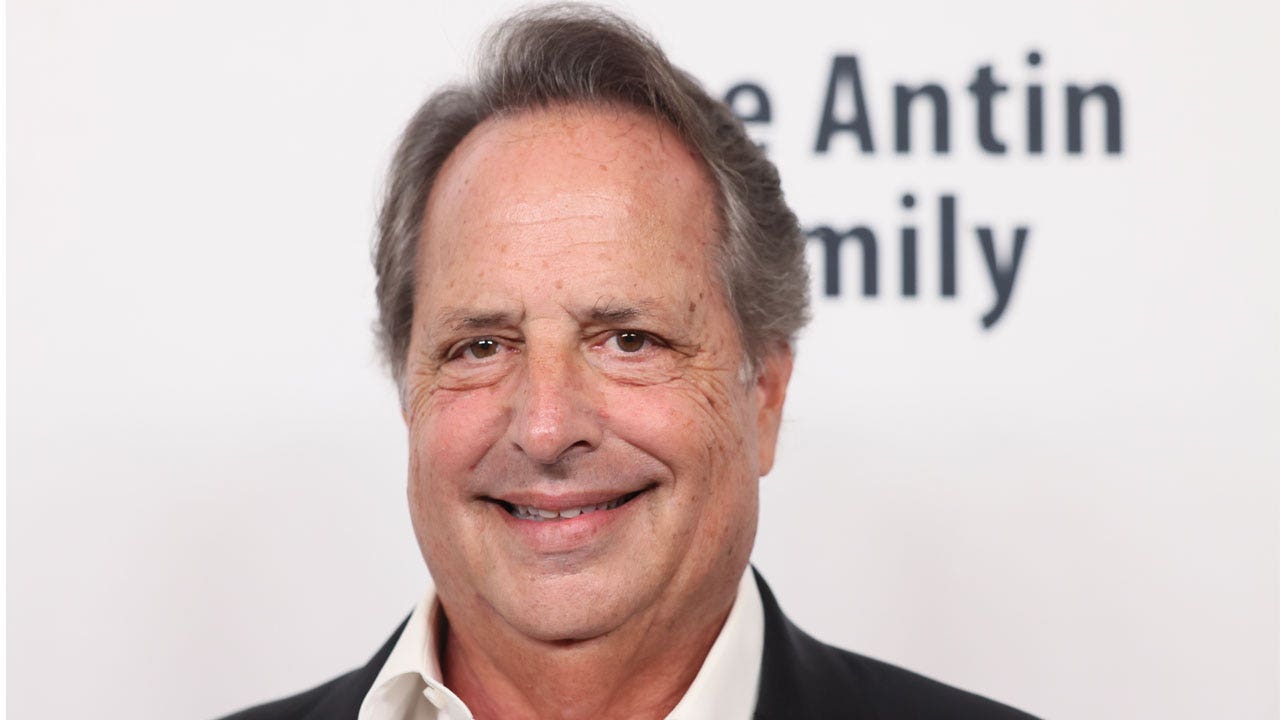 jon lovitz knocks 'idiot' john oliver panicking over us aid to israel: he's 'shocked' america supports an ally