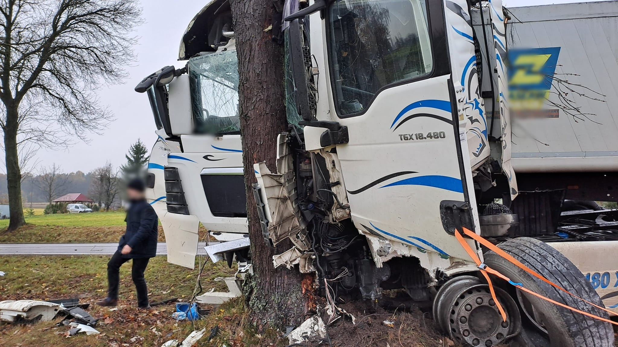 dramat na drodze. tir rozbił osobówkę, ale zginął kierowca ciężarówki!