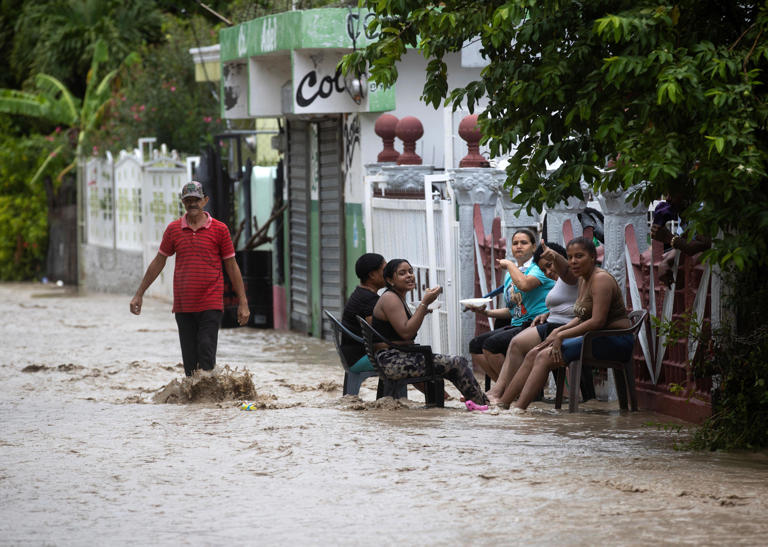 Al menos 21 muertos y más de mil desplazados por "el mayor evento de lluvias jamás registrado" en República Dominicana