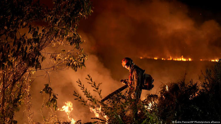 Cena de aviões ou helicópteros despejando água nas chamas não é comum no Brasil