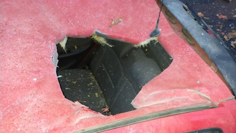 meteorit podle policie zdemoloval auto ve štrasburku. do střechy udělal půlmetrovou díru