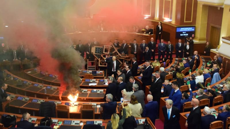 divočina v albánii: poslanci zapalovali světlice a založili i požár. všechno kvůli rozpočtu