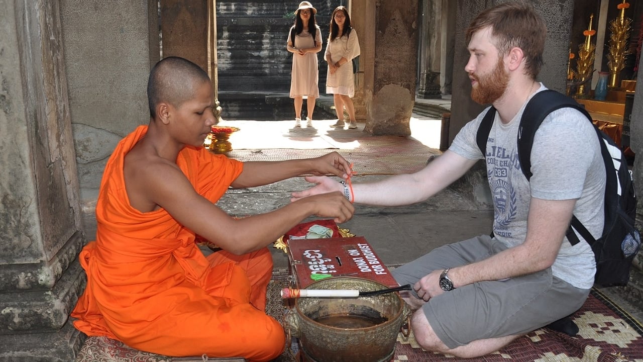 <p>This is another one that happens everywhere in the world: someone, sometimes dressed as a monk, will tie a cheap bracelet to your wrist without your permission and ask for “donations.” I’ve personally experienced this in Melbourne, Australia, and San Francisco. One traveler says it happened in Sacre Coeur, <a href="https://wealthofgeeks.com/emily-in-paris-vacation/" rel="noopener">Paris</a>, and yet another forum member says it happened to them at the Acropolis in Athens. </p>
