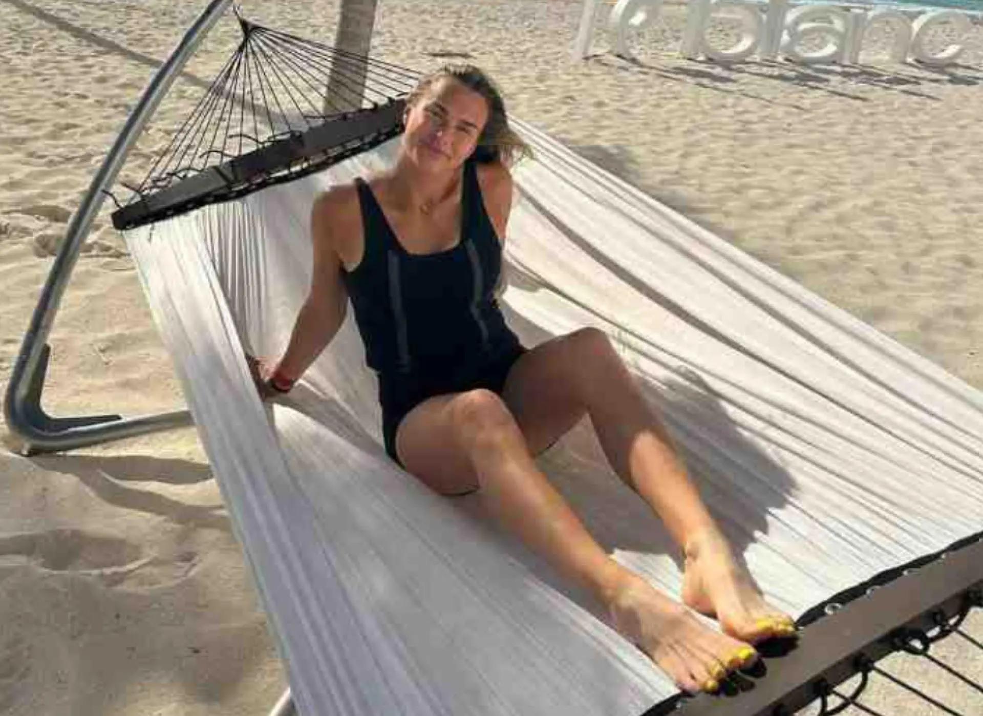 aryna sabalenka incanta in vacanza: le foto in spiaggia sono sensazionali