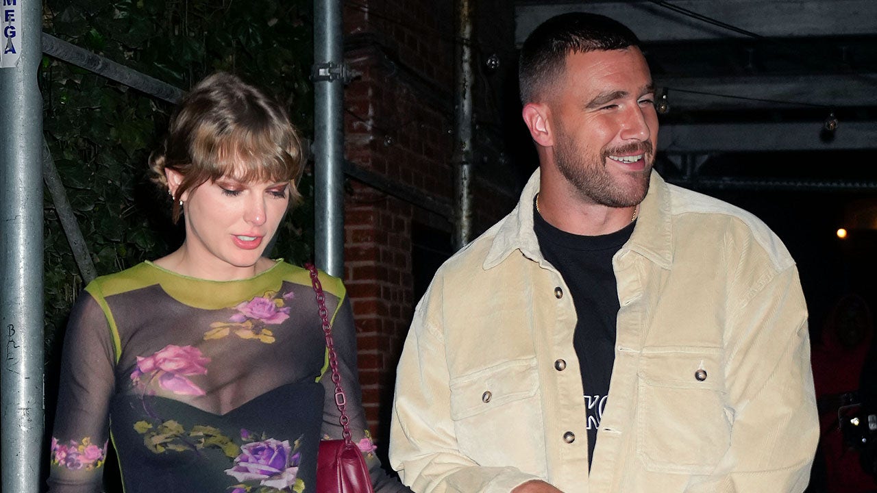 Travis Kelce Taylor Swift Share New Year S Kiss After Chiefs Secure   AA1kfe8M.img