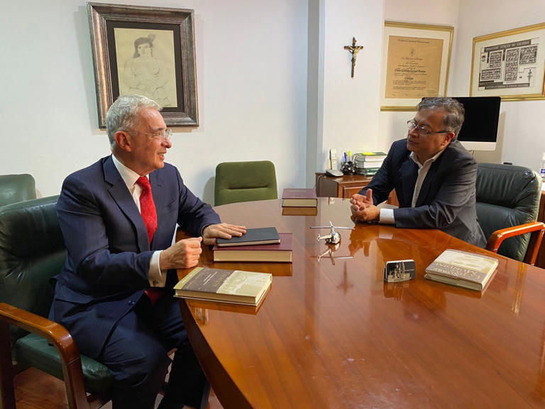 Diálogo entre Álvaro Uribe y Gustavo Petro.