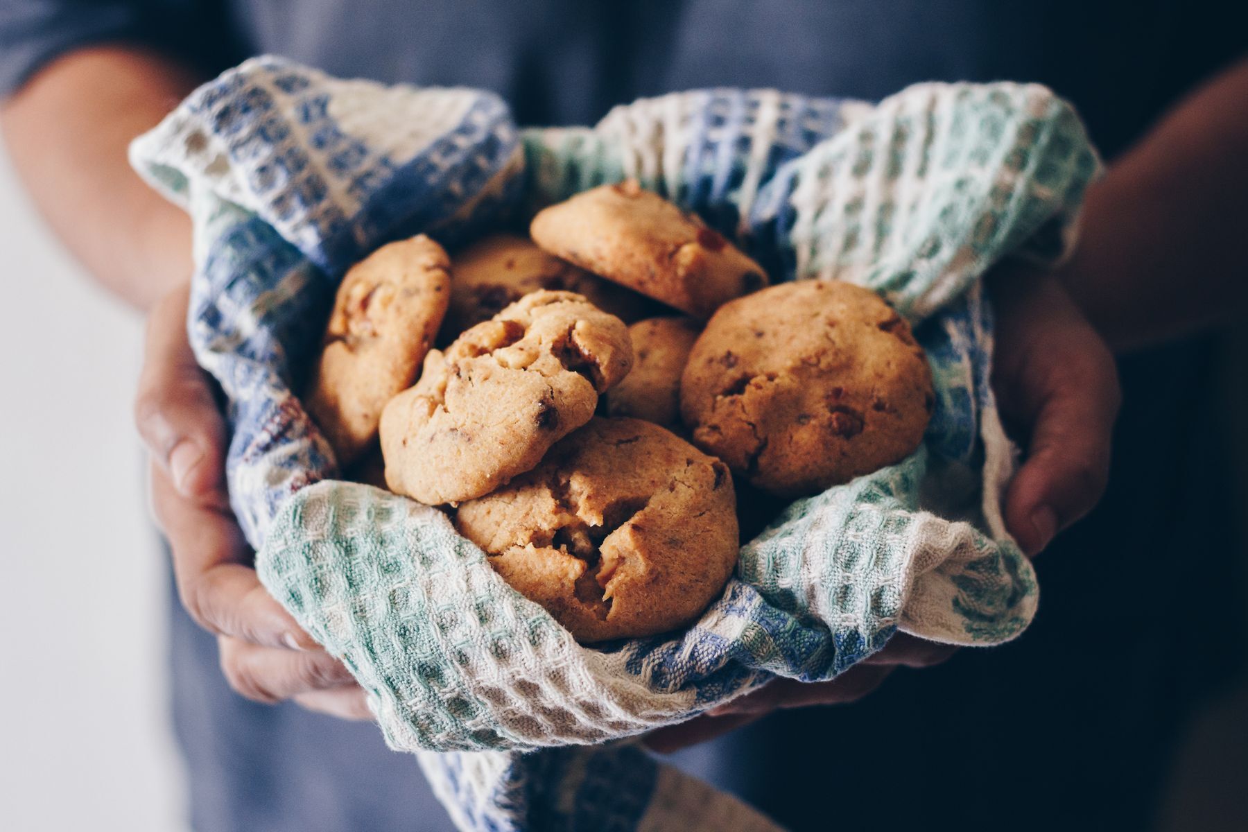 Cookies p. Печенье с глазурью. Печенье с шоколадом. Деи с печеньем домашним. Дети с домашним печеньем.