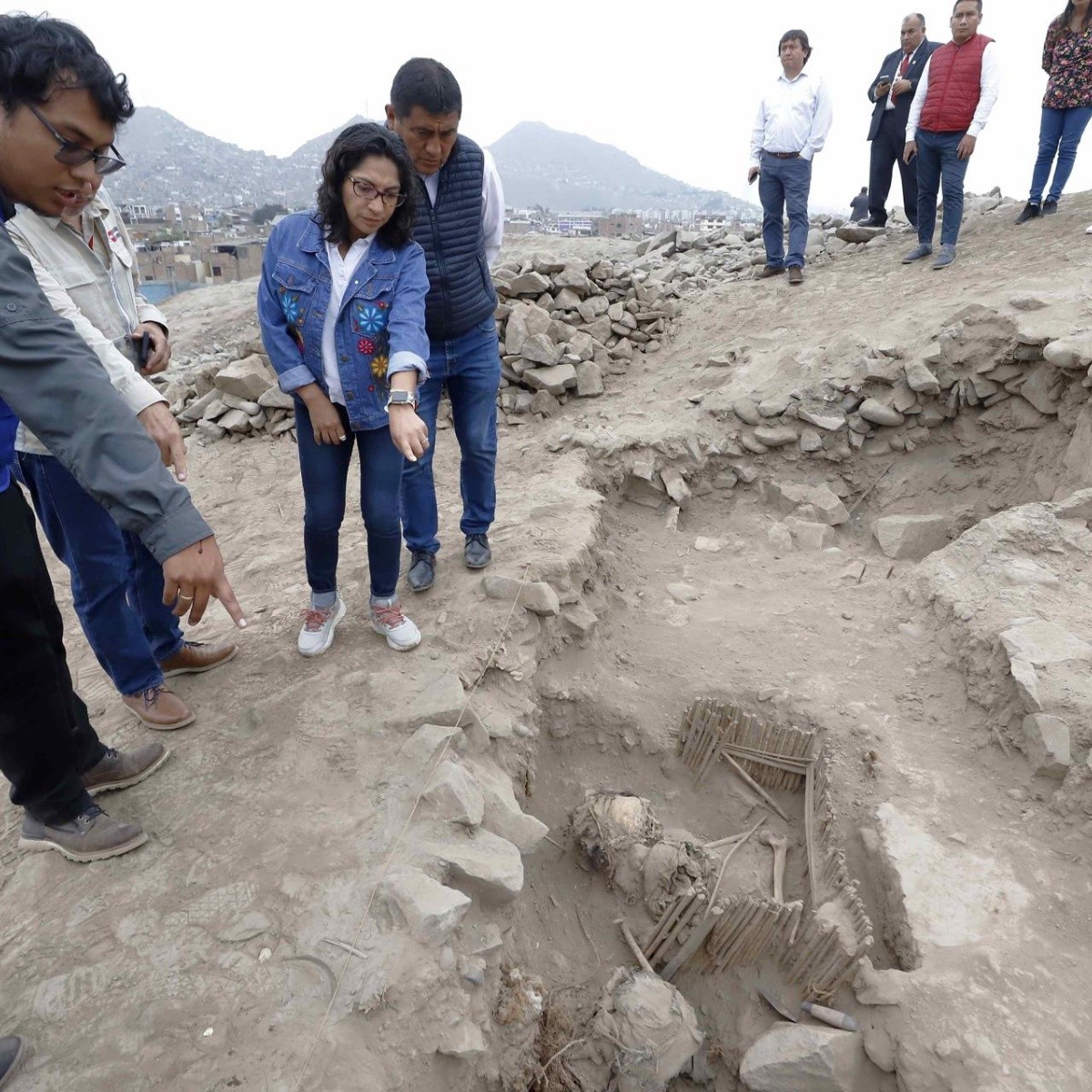 arqueólogos descubren cinco momias milenarias en una pirámide en perú
