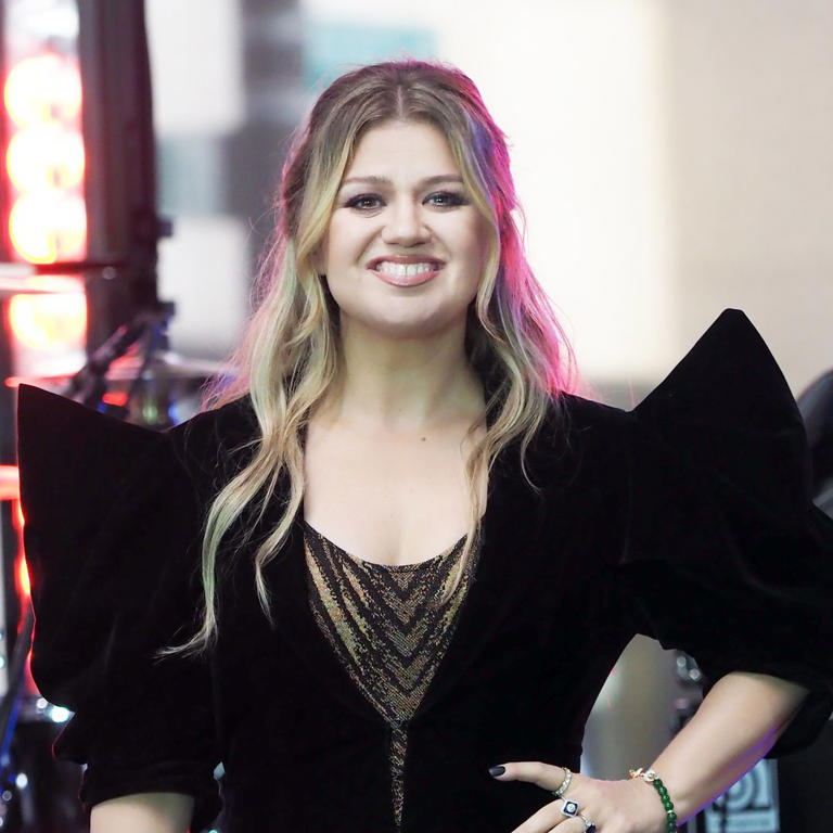 Kelly Clarkson switches up her look again only days after ...