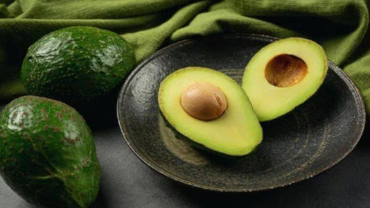 Ilustasi alpukat, salah satu buah yang dapat meningkatkan produksi kolagen (Freepik)