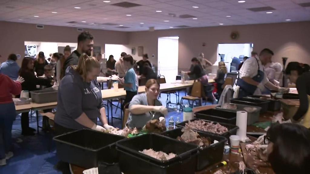 Volunteers Pack Thousands Of Thanksgiving Meals For Veterans, Elderly ...