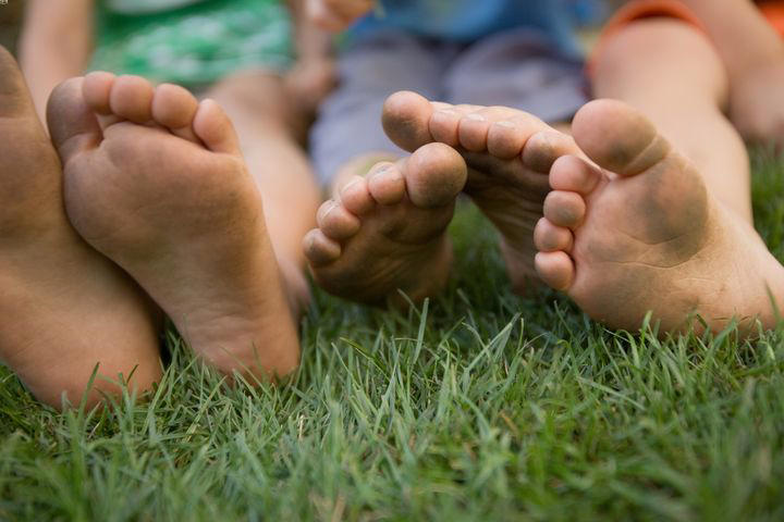 Are There Any Benefits Of Walking Barefoot All The Time? Here’s Why It ...