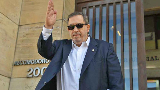 El abogado libertario Carlos Maslatón definió a la medida como "demagógica" y "una farsa" y denunció corrupción