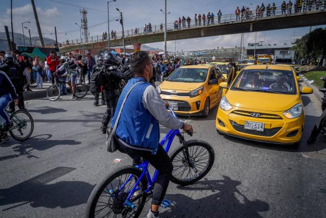 paro de taxistas en bogotá: la dura advertencia del distrito para los manifestantes