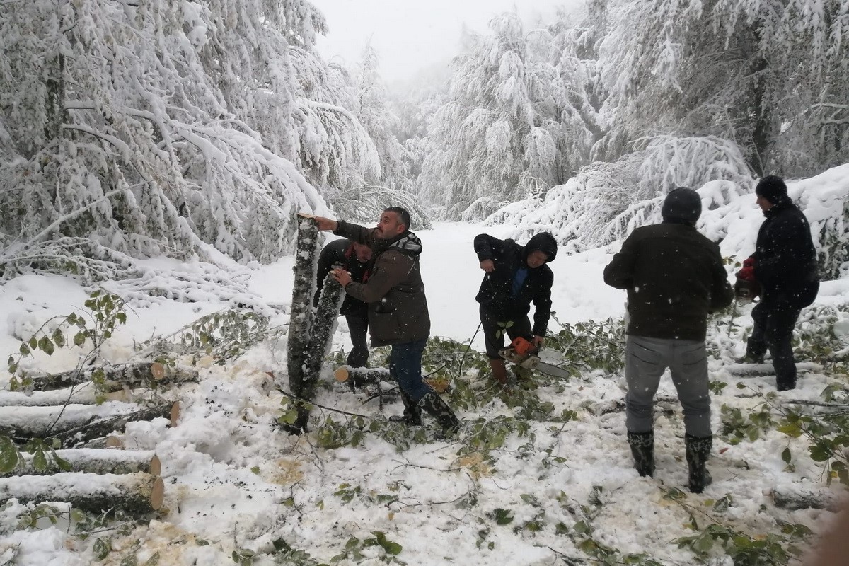 karda mahsur kalan onlarca vatandaşın imdadına ormancılar yetişti