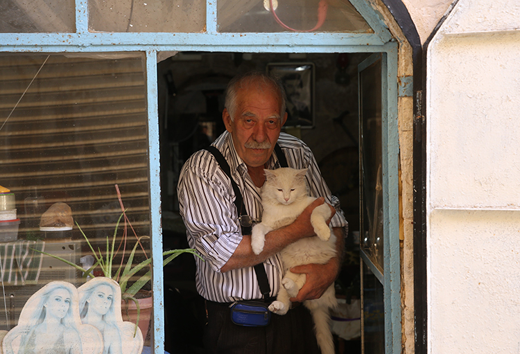 mardinli yarım asırlık müzisyen artık dostları ve kedisi için çalıyor